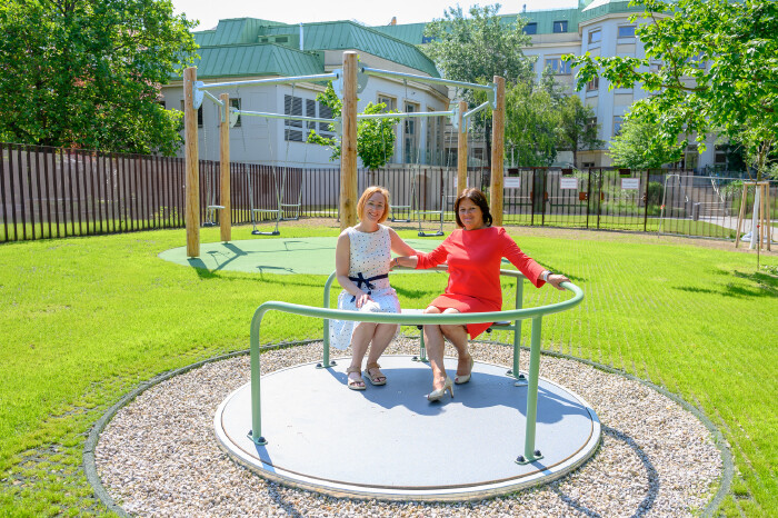 Anton-Benya Park wird demnächst nach Sanierung eröffnet. Von links: Lea Halbwidl (Bezirksvorsteherin 4. Bezirk) und AK Präsidentin Renate Anderl