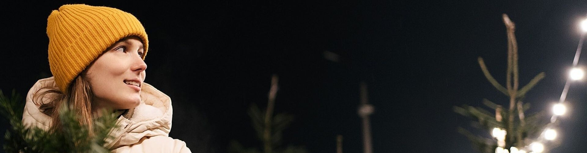 Junge Frau mit Weihnachtsbaum