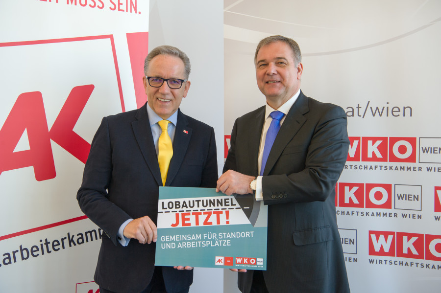 © Erwin Schuh Walter Ruck und Rudi Kaske halten gemeinsam ein Flugblatt mit der Forderung "Lobautunnel jetzt" © Erwin Schuh