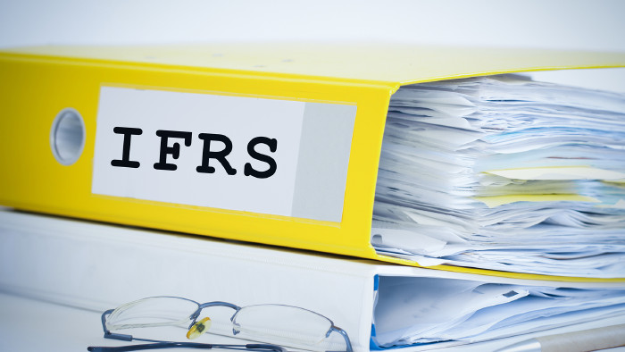 © santiago silver - stock.adobe.com Ringmappe mit Beschriftung "IFRS" © santiago silver - stock.adobe.com