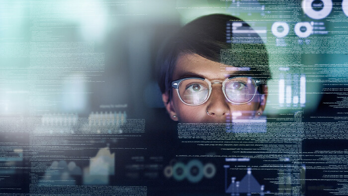 © Cecilie Skjold Wackerhausen/peopleimages.com, stock.adobe.com Ein junger, nerdiger Programmierer sieht Daten durch.