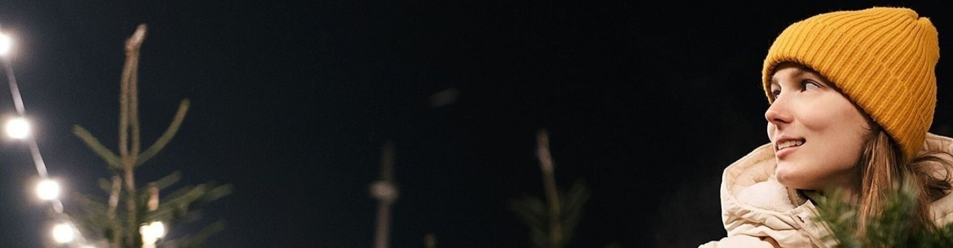 Junge Frau mit einem Weihnachtsbaum