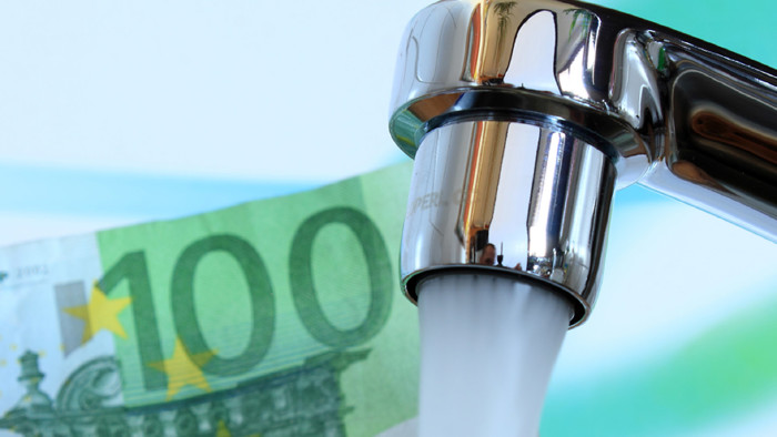 Wasserhahn mit 100-Euro-Schein im Hintergrund © InPixKommunikation, Fotolia.com
