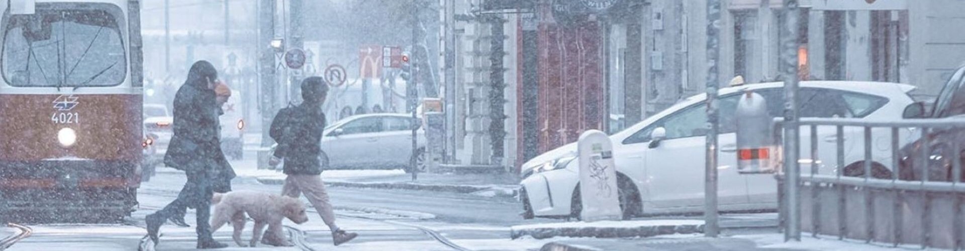  Wien: Stadtverkehr auf schneebedeckten Stra&szlig;en im Winter