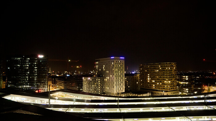 Blick auf den Hauptbahnhof und die Stadt Wien von oben bei Nacht ©  landscapephoto, stock.adobe.com