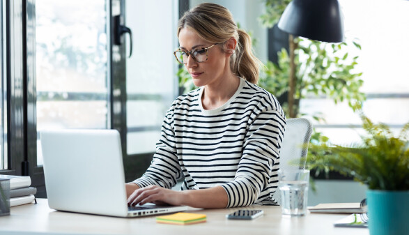 Frau arbeitet in B&uuml;ro an Laptop