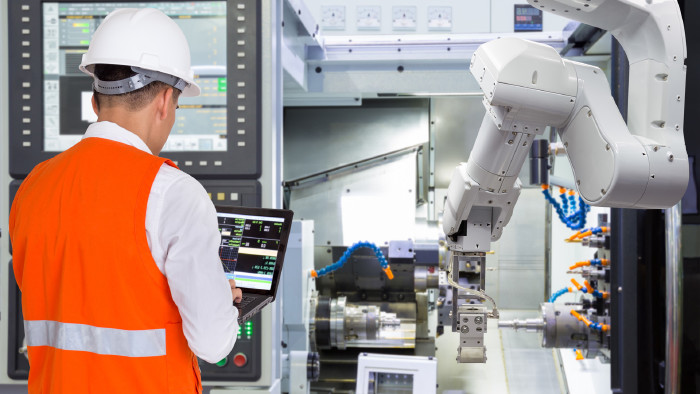 Arbeiter steuert über Laptop Roboterarm © kinwun, stock.adobe.com Arbeiter steuert über Laptop Roboterarm © kinwun, stock.adobe.com