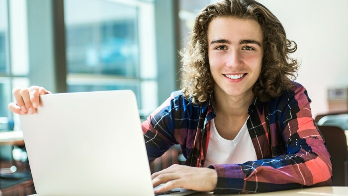 Ein junger, gutaussehender Student an der Fachhochschule.