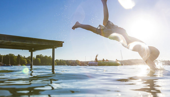 © Sonnenresorts Bub köpfelt ins Wasser © Sonnenresorts