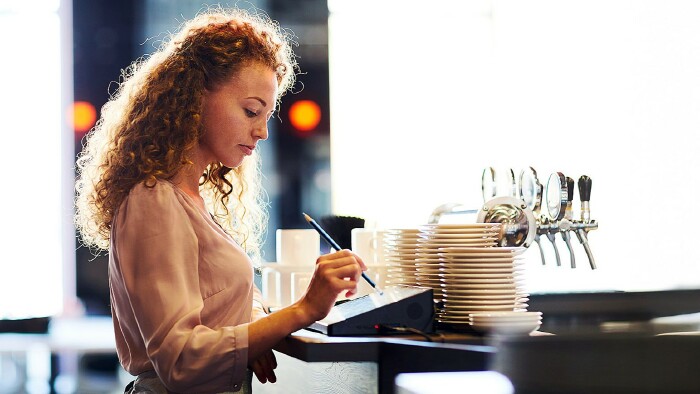 Kellnerin nimmt Bestellungen auf