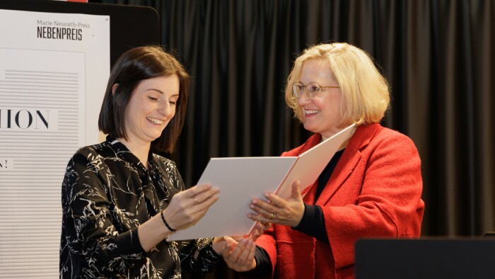 v.l.n.r.: Hauptpreistr&auml;gerin Maria Strieder und AK Direktorin Silvia Hru&scaron;ka-Frank