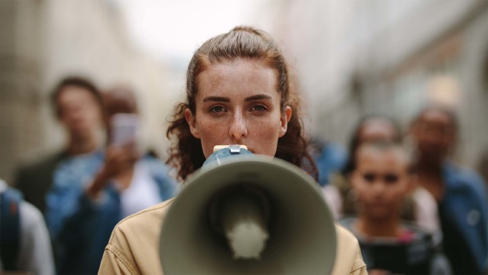 Junge Frau mit Megafon © Jacob Lund, stock.adobe.com