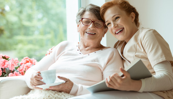Ältere und jüngere Frau im Gespräch © Photographee.eu, Fotolia.com Ältere und jüngere Frau im Gespräch © Photographee.eu, Fotolia.com