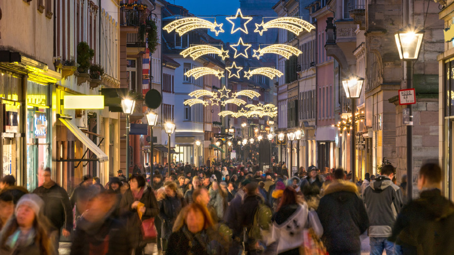 © eyetronic , stock.adobe.com Einkaufsstraße zur Weihnachtszeit © eyetronic , stock.adobe.com