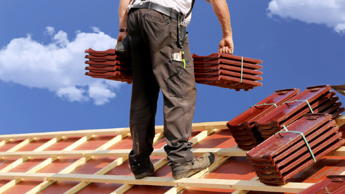 Dachdecker bei der Arbeit