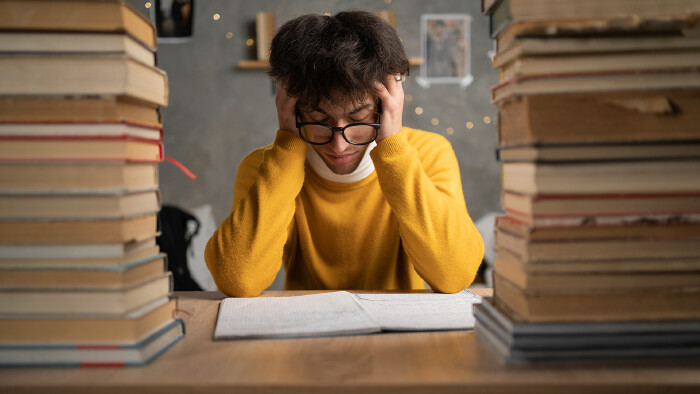 Junger Student beim Lernen