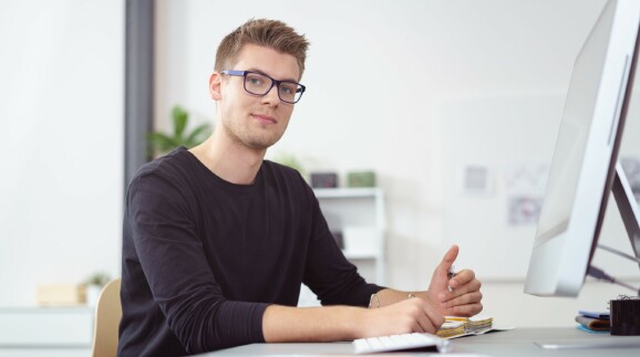 Junger Lehrling am PC