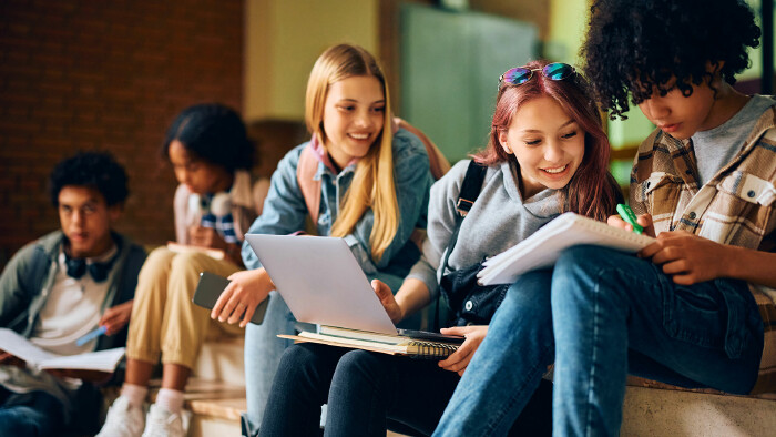 Gruppe von jungen Sch&uuml;ler:innen