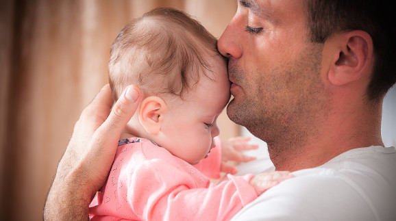 Vater liebkost Baby &copy; Andriy Petrenko, stock.adobe.com