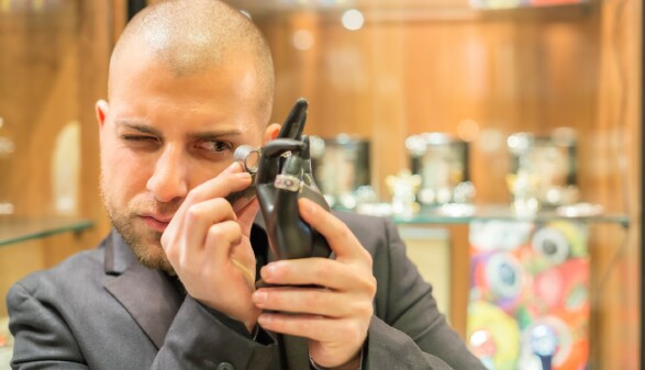 Experte begutachtet einen Edelstein