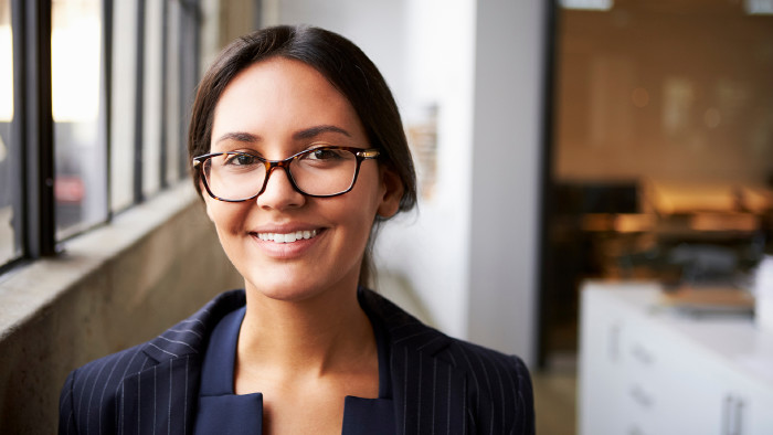 Junge Frau mit Brille