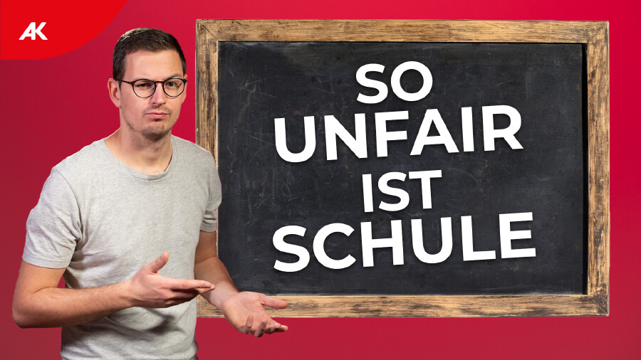 Markus steht neben einer Schultafel, auf der "So unfair ist Schule" geschrieben steht.