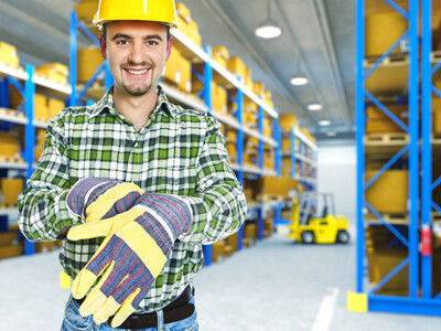Arbeiter steht in einer Lagerhalle