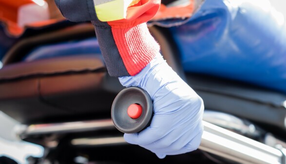 Rettungsfahrer mit Trage