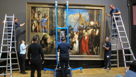 Gem&auml;lde wird aufgeh&auml;ngt