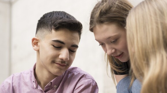 3 Jugendliche im Gespräch