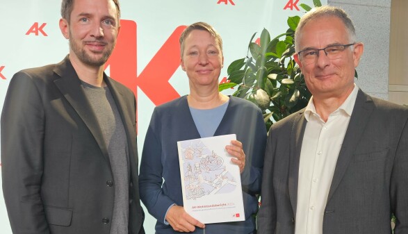 v.l.n.r.: Die AK Expert:innen Lukas Oberndorfer, Sybille Pirklbauer und Markus Marterbauer mit dem 7. AK Wohlstandsbericht.