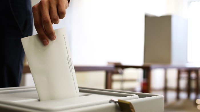 Wahlzettel wird in Urne geworfen © Julian Schäpertöns , stock.adobe.com
