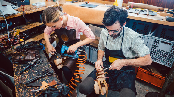 Schuhmacher:innen bei der Arbeit