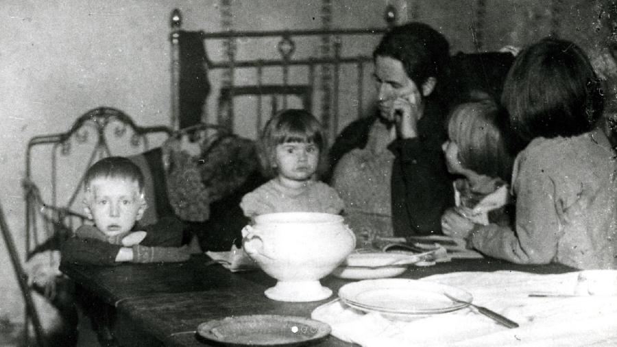 Familie lebt in einer kleinen Gemeindewohnung