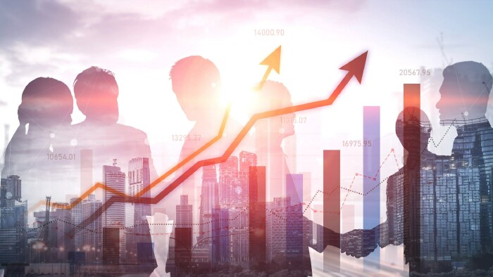 Silhouetten-Portrait eines Business-Teams vor einer modernen Stadt-Skyline und verdeutlicht Wachstum durch aufstrebende Diagramme