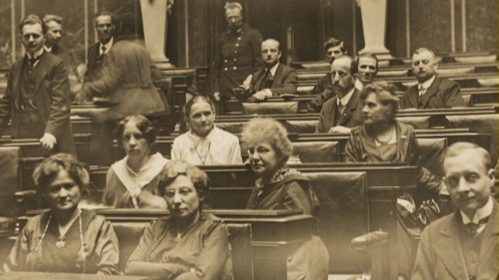 Die ersten weiblichen Abgeordneten 1919 im Parlament - im Bild: Adelheid Popp, Anna Boschek, Gabriele Proft, Therese Schlesinger, Maria Tusch und Amalie Seidel (alle Sozialdemokratinnen). Nicht im Bild: Emmy Freundlich (Sozialdemokratin) und Hildegard Burjan (Christlichsoziale)