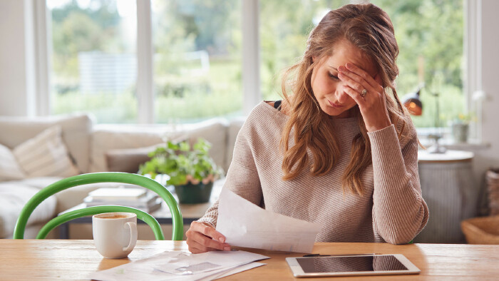 Besorgte Frau mit Notebook