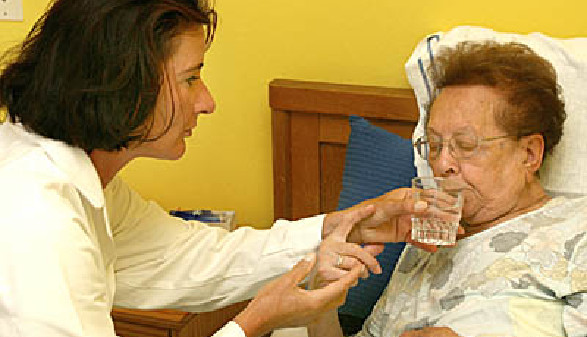 Pflegerin gibt der schwachen Pensionistin ein Glas Wasser. © Gina Sanders, Fotolia.com