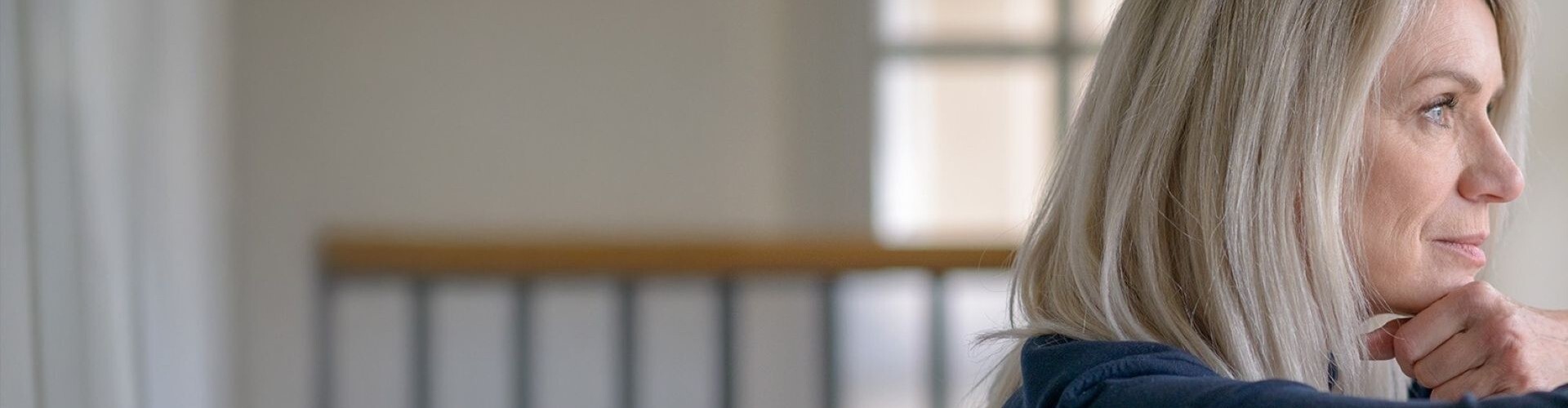 Frau blickt aus dem Fenster