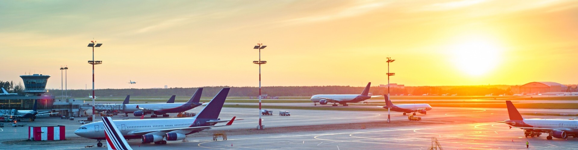 Flughafen mit vielen Flugzeugen bei Sonnenuntergang