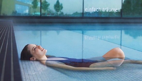 © Cathrine Stukhard Junge Frau im Schwimmbad © Cathrine Stukhard