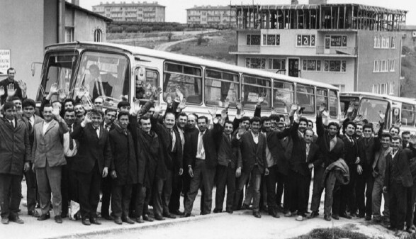 Türkische Gastarbeiter:innen machen sich auf den Weg nach Österreich, 1971. 