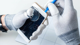 Smartphone wird repariert