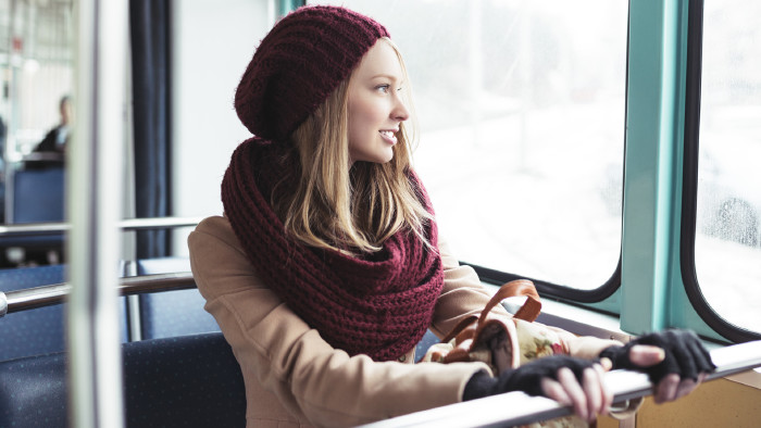 Frau sitzt in der Straßenbahn und schaut aus dem Fenster © hedgehog94, stock.adobe.com Frau sitzt in der Straßenbahn und schaut aus dem Fenster © hedgehog94, stock.adobe.com