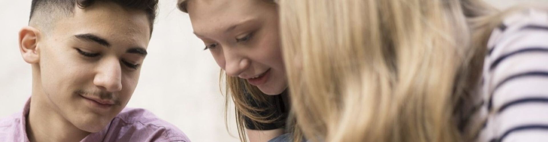 3 Jugendliche beim Lernen