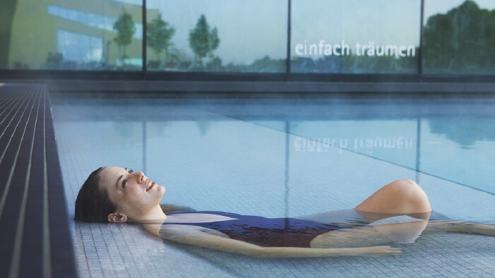 © Cathrine Stukhard-Gonzalez Junge Frau im Schwimmbad
