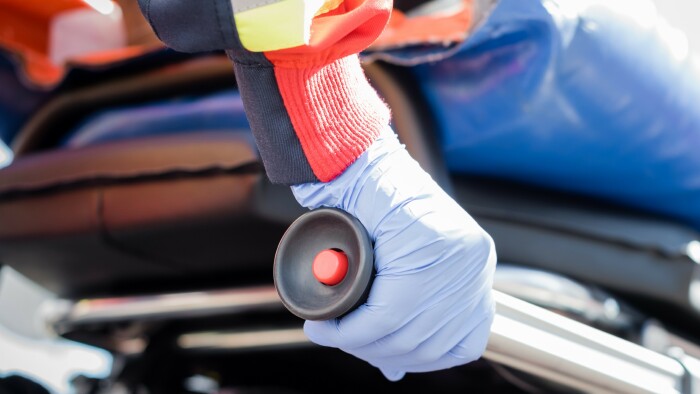 Rettungsfahrer mit Trage