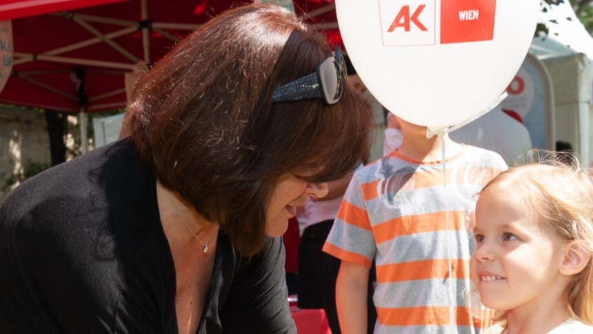 AK Präsidentin Renate Anderl mit einem Kindergartenkind