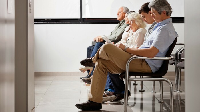 © Tyler Olson, stock.adobe.com Patient:innen sitzen im Wartezimmer