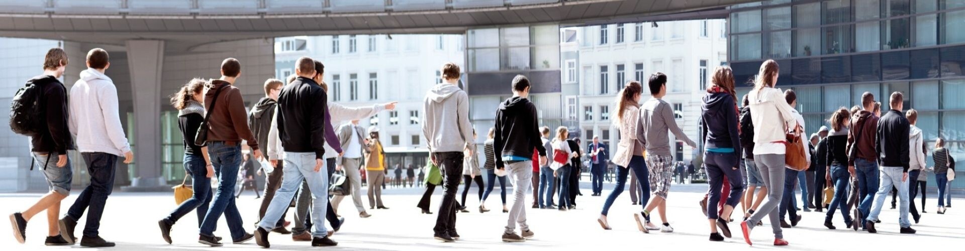  Eine Gruppe junger Leute. Panorama. Stadtlandschaft.
